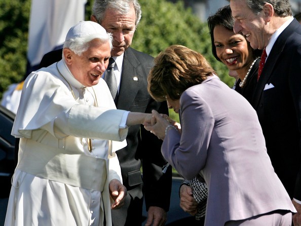 baciare l'anello papale.jpg