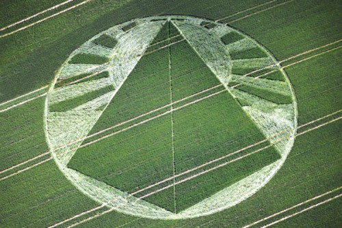 4 East-Field-(Pyramid)-Alton-Barnes-Wiltshire21.06.2001.jpg